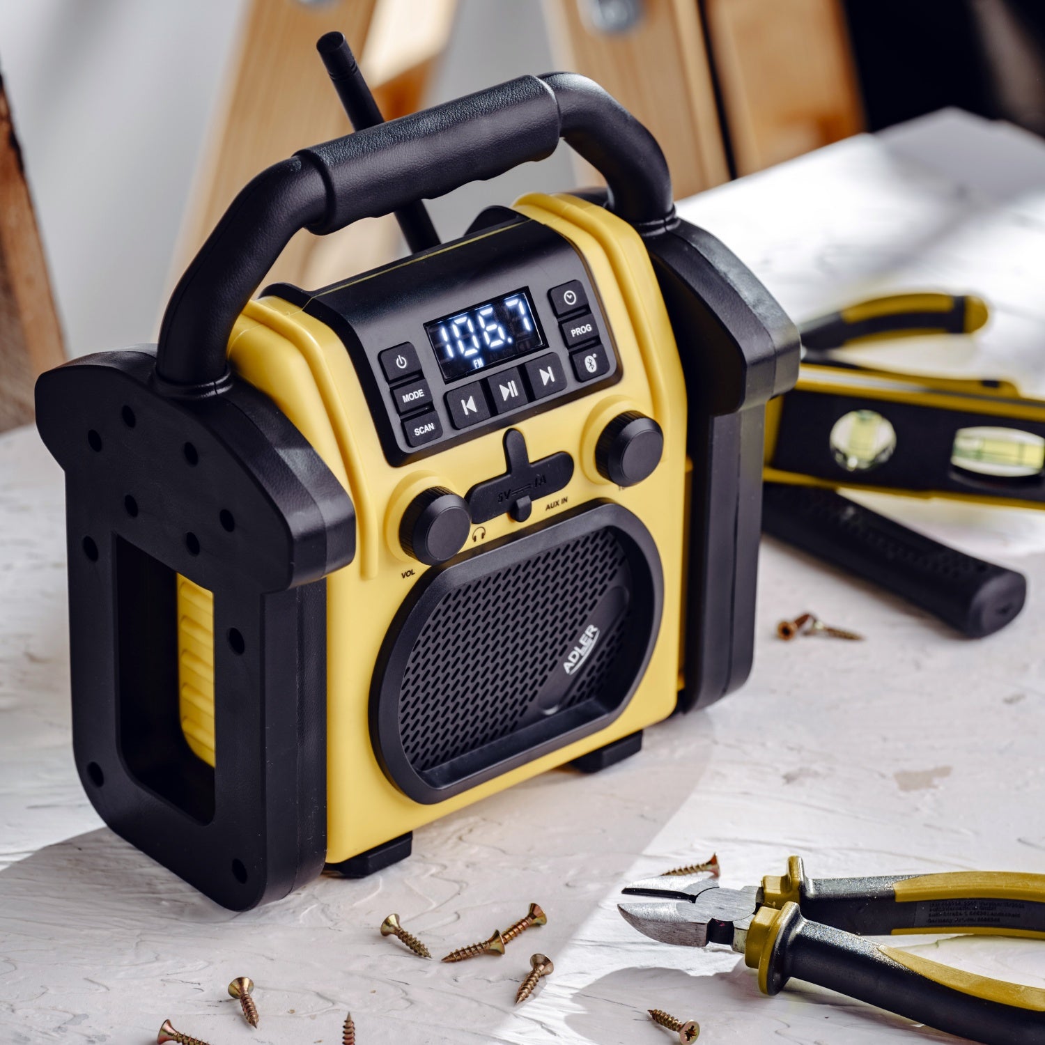 Robust Byggeradio med Bluetooth og Opladningsfunktion