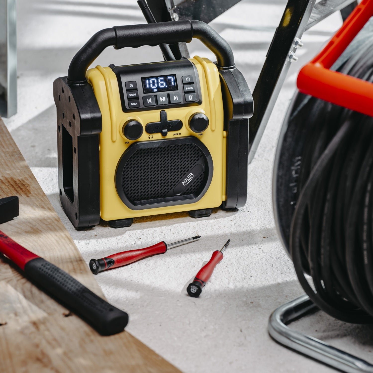 Robust Byggeradio med Bluetooth og Opladningsfunktion