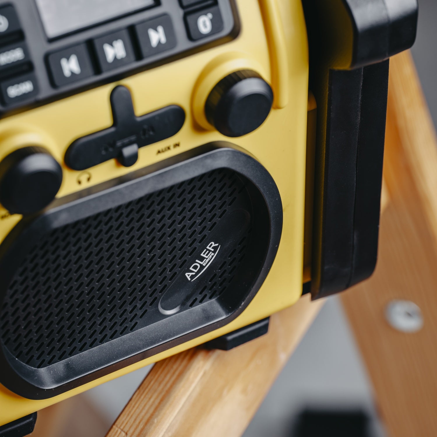Robust Byggeradio med Bluetooth og Opladningsfunktion
