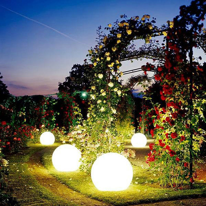 LED-kugle lampe, 50 cm diameter, genopladelig via solcellepanel  - Lyser i flere farver RGB