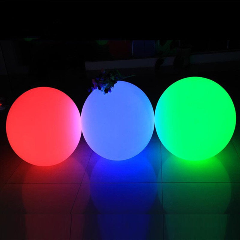 LED-kugle lampe, 50 cm diameter, genopladelig via solcellepanel  - Lyser i flere farver RGB