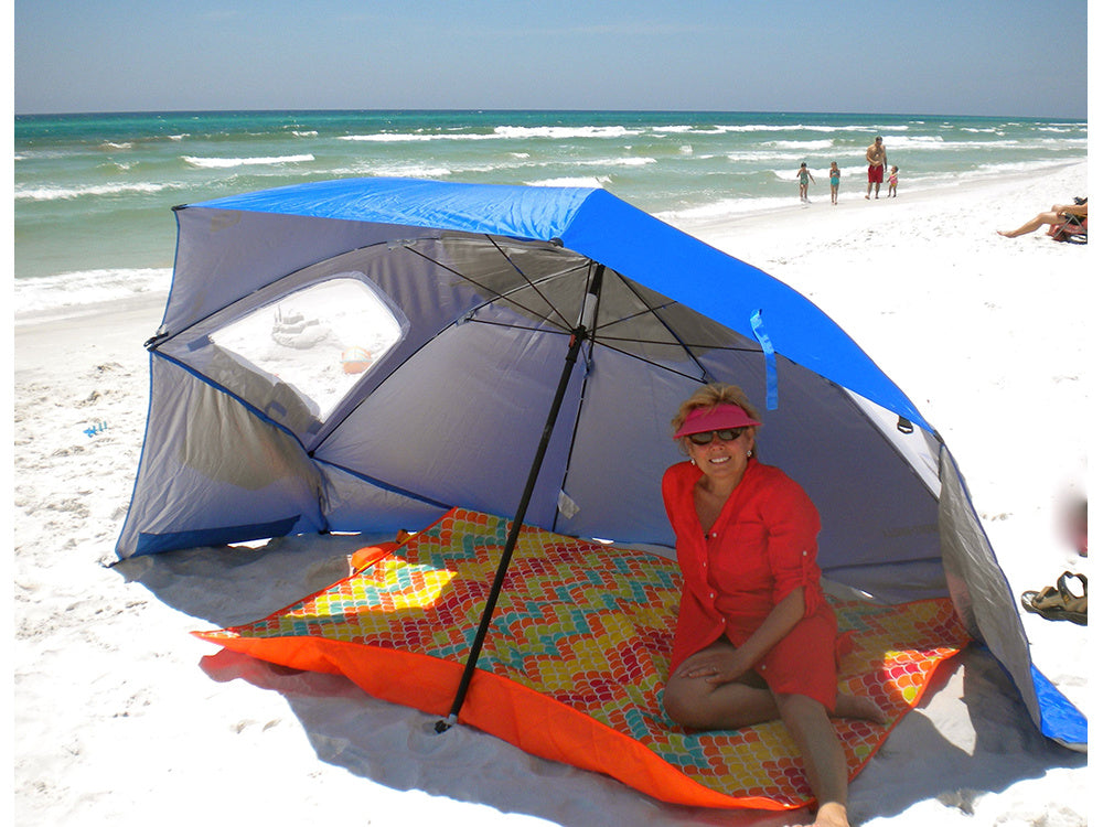 Strandparasol stor model, beskytter både mod sol og vind.