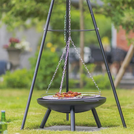 Havepejs med trefod og grillrist – elegant bålsted til haven