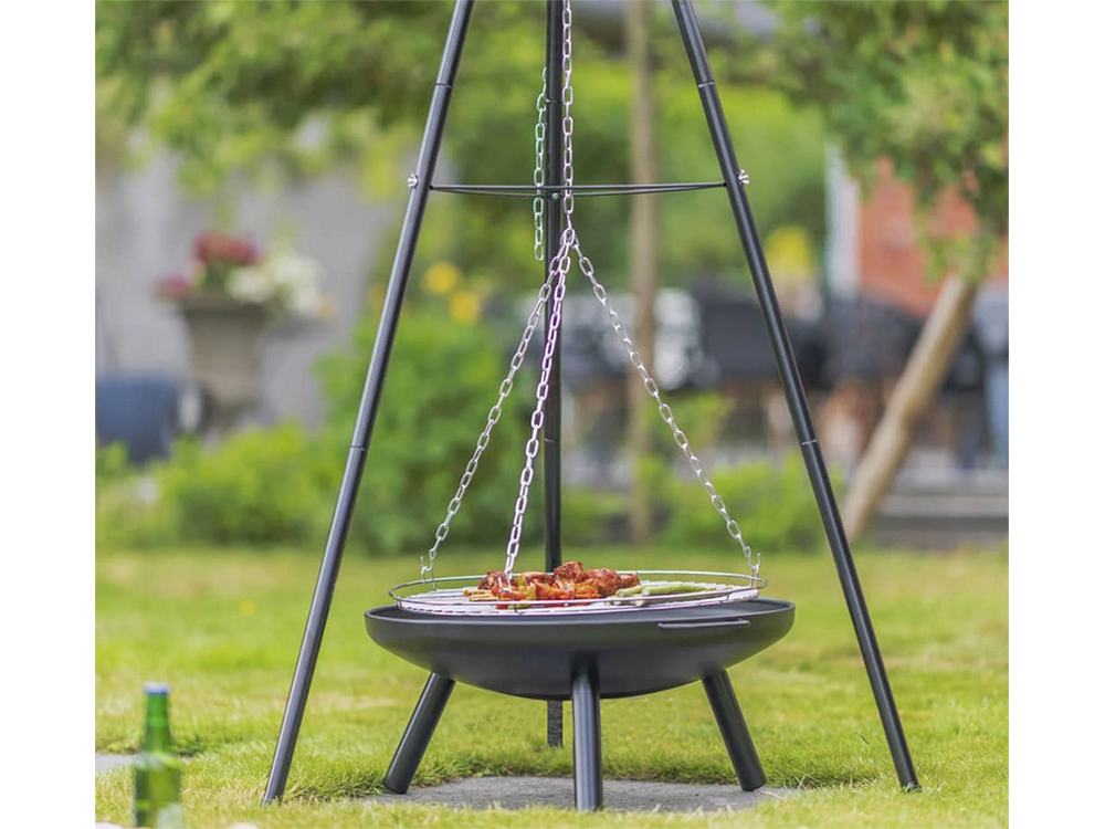 Havepejs med trefod og grillrist – elegant bålsted til haven