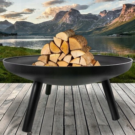 Havepejs med trefod og grillrist – elegant bålsted til haven