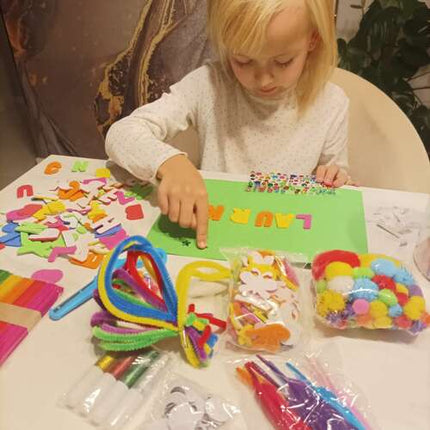 Stort kreativt set för barn i en behållare - timmar av kreativt nöje och utveckling