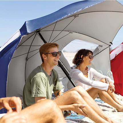 Strandparasol stor model, beskytter både mod sol og vind.