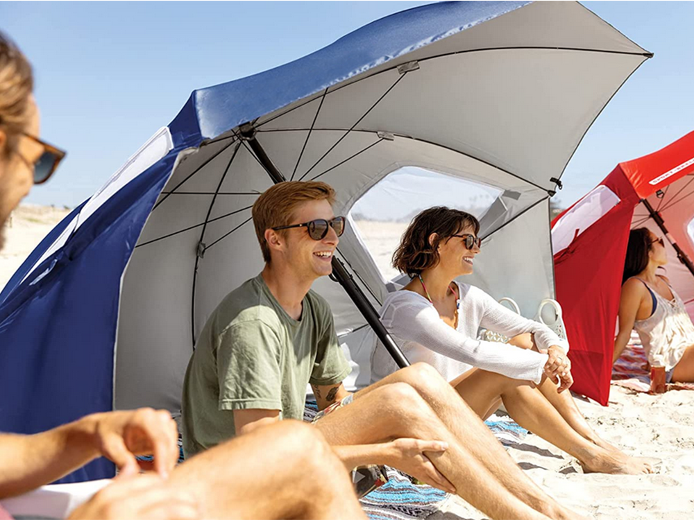 Strandparasol stor model, beskytter både mod sol og vind.