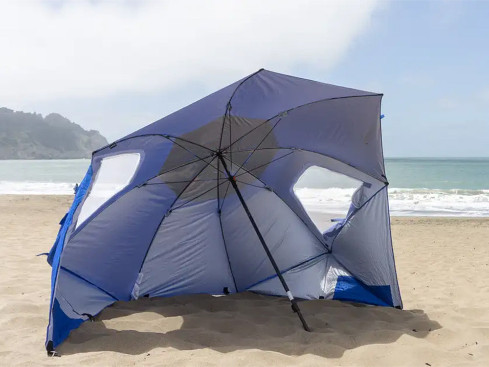Strandparasol stor model, beskytter både mod sol og vind.