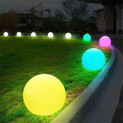 LED-kugle lampe, 50 cm diameter, genopladelig via solcellepanel  - Lyser i flere farver RGB