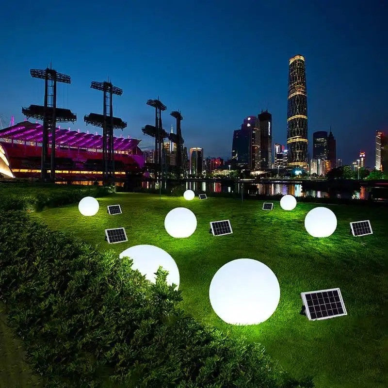 LED-kugle lampe, 50 cm diameter, genopladelig via solcellepanel  - Lyser i flere farver RGB