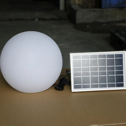 LED-kugle lampe, 50 cm diameter, genopladelig via solcellepanel  - Lyser i flere farver RGB