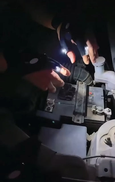 Indlæs video: Handsker med LED lys -  Perfekte til arbejde i mørke hjørner, reparationer på bilen eller i huset